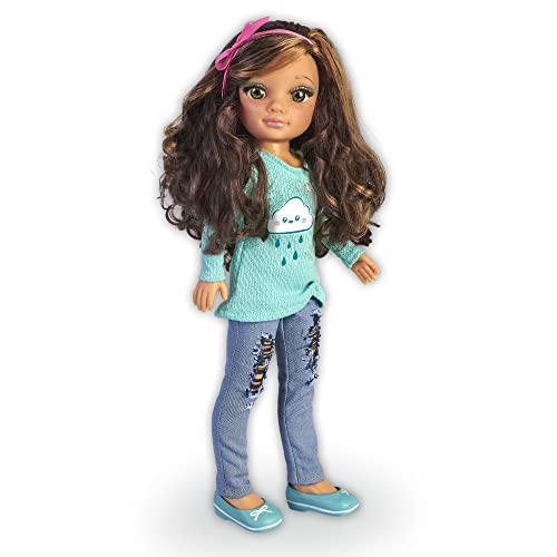 Nancy – Un día celeste, muñeca de pelo oscuro con ropa de color azul celeste y complementos a la moda, para niñas y niños a partir de 3 años, Famosa (700017460)